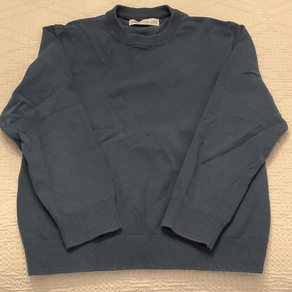 Zara, cotton knit sweater in very good condition. Size 10.
